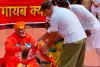 संसद परिसर में विपक्ष का अनोखा विरोध प्रदर्शन: पप्पू यादव बने पुजारी, राहुल गांधी ने डाला चंदा