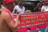 किसानों की मांगों को लेकर सपा का अनूठा प्रदर्शन: अर्धनग्न होकर थाने पहुंचे नेता, सहकारी समितियों में कथित चोरी और कालाबाजारी का लगाया आरोप