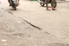 खस्ताहाल सड़क बनी हादसे का सबब, राहगीर परेशान