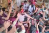 स्मारक में फंसे पर्यटकों ने लोक कलाकारों के साथ जमाई महफिल, विदेशी मेहमान भी भक्ति और लोक संस्कृति के रंग में रंगे