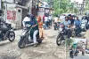 किसी वाहन की कमानी टूट रही, तो किसी का बिगड़ रहा संतुलन