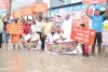 निवारू रोड पर पानी में खड़े होकर दिया धरना : सड़क पर भरा पानी, सांकेतिक नाव चलाकर किया प्रदर्शन 