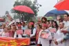 बारिश की बौछारों के बीच संसद परिसर में विपक्ष का प्रदर्शन : सरकार से मांगा जवाब, हाथों में बैनर लेकर लगाए सरकार विरोधी नारे
