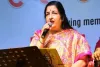 गुलाबी नगरी में भक्ति की शाम: अनुराधा पौडवाल ने कृष्ण भजनों से बांधा समां, 'हरे कृष्ण' गूंज से झूम उठा सभागार