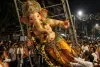 मुंबई में गणेश प्रतिमा के आगमन जुलूस में बड़ा हादसा: प्रतिमा गिरने से दो लोगों की मौत, पांच घायल; जांच शुरू