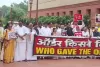 छात्रों पर पुलिस कार्रवाई और चढ़ावा विवाद को लेकर विपक्षी दलों का संसद भवन परिसर में विरोध प्रदर्शन, हाथों में तख्तियां लेकर जताया विरोध