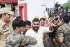 छात्रसंघ चुनाव की मांग पर एबीवीपी कार्यकर्ताओं का राजस्थान विश्वविद्यालय में प्रदर्शन, पुलिस ने हिरासत में लिया
