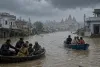 मूसलाधार बारिश से प्रयागराज में हाहाकार: घरों में 5-6 फीट पानी, नावों से निकाले गए लोग; थाना भी जलमग्न