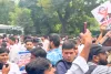 ज्ञानेश कुमार के इस्तीफे की मांग : युवा कांग्रेस का चुनाव आयोग की ओर मार्च, पुलिस ने बैरिकेड लगाकर रोका; हिरासत में प्रदर्शनकारी