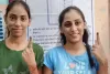 नगर निगम चुनाव : पहली बार मतदान का अनुभव, भाविका और हर्षिता ने उत्साह के साथ डाला वोट