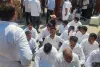 महापौर चुनाव से पहले कांग्रेस का धरना : अंदर प्रवेश रोकने पर विधायक रफीक खान भड़के, भाजपा नेताओं के प्रवेश पर उठाए सवाल