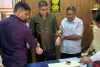सांभर लेक थानाधिकारी 50 हजार रुपये रिश्वत लेते रंगे हाथ गिरफ्तार: सड़क निर्माण कार्य निर्बाध चलाने की एवज में रिश्वत मांगने का आरोप, एसीबी ने थानाधिकारी कक्ष में की ट्रैप कार्रवाई 