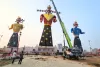 दशहरे मैदान में खड़े हुए दशानन, कुंभकरण और मेघनाथ के पुतले : 100 टन की क्रेन से खड़ा किया 105 फीट ऊंचा रावण, सुबह 7 बजे पूरा हुआ काम