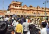 जयपुर के बड़ी चौपड़ पर सर्व समाज विशाल प्रदर्शन, व्यापारियों ने प्रतिष्ठान बंद रखकर दिया धरना