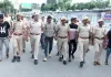 पुलिस ने गिरफ्तार बदमाशों का बाज़ार में निकाला पैदल जुलूस