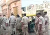 कच्ची शराब और अवैध हथियारों की तलाश में पुलिस की छापेमारी, 10 लोगों के खिलाफ कार्रवाई