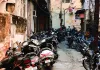 शहर की गलियों में दोपहिया वाहनों की बेतरतीब पार्किंग : वाहन चालकों को होती है परेशानी, पैदल चलना भी मुश्किल