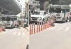 चौराहे पर प्लास्टिक बैरिकेड बने जाम की वजह, ट्रैफिक व्यवस्था बिगड़ी