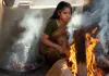 सिलेंडर की आग ने जलाया बजट : फिर सुलगने लगी अंगीठी की आग, रसोई में धुएं वाले चूल्हे की वापसी