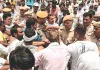 तेज रफ्तार ट्रेलर ने बाइक सवार चाचा और भतीजी को कुचला : चाचा का शव सड़क पर बिखरा, ग्रामीणों और पुलिस में तकरार
