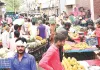 अतिक्रमण की भरमार, जाम फल-सब्जी कारोबार