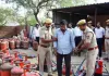 पुलिस की कार्रवाई : अवैध गैस रिफिलिंग और कालाबाजारी करने वाला गिरफ्तार, 13 गैस सिलेंडर जब्त