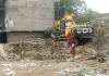 नाला निर्माण में लापरवाही, नई छत पर पड़ी दरारें