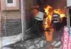 चार्जिंग के दौरान इलेक्ट्रिक बाइक में लगी आग, पार्किंग में खड़ी कई मोटरसाइकिलें भी जलीं