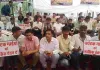 पर्यटक गाइडों का शहीद स्मारक पर धरना : सामाजिक सुरक्षा, बीमा, पेंशन और आर्थिक सहायता की उठाई मांग