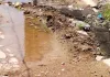 नाली पर अतिक्रमण से रास्ते में जलभराव, मोहल्लेवासी परेशान