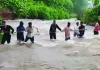 महाराष्ट्र में चेतावनी के बाद वॉटरफॉल पर जमा हुई भीड़ : पानी बढ़ने से तेज बहाव में फंसे 100 से अधिक पर्यटक, गांव के लोगों ने रस्सियों ने किया रेस्क्यू