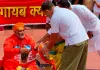 संसद परिसर में विपक्ष का अनोखा विरोध प्रदर्शन: पप्पू यादव बने पुजारी, राहुल गांधी ने डाला चंदा