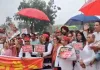 बारिश की बौछारों के बीच संसद परिसर में विपक्ष का प्रदर्शन : सरकार से मांगा जवाब, हाथों में बैनर लेकर लगाए सरकार विरोधी नारे