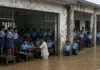 ओडिशा में स्कूल में घुसा बाढ़ का पानी : 400 विद्यार्थी फंसे, छात्राओं को निकालने के लिए ली नावों की मदद 
