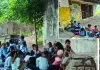 सरकारी स्कूलों की बदहाल तस्वीर, कहीं टीनशेड के नीचे तो कहीं मंदिर परिसर में चल रहे स्कूल