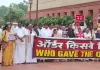 छात्रों पर पुलिस कार्रवाई और चढ़ावा विवाद को लेकर विपक्षी दलों का संसद भवन परिसर में विरोध प्रदर्शन, हाथों में तख्तियां लेकर जताया विरोध