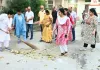 राम बारात मार्ग पर महापौर ने खुद थामी झाड़ू, कचरा गाड़ी भी चलाई