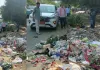 सड़क किनारे कचरे का ढेर देख महापौर ने लगाई अधिकारियों को फटकार, मौके पर ही करवाई सफाई