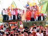 भाजपा ने बुलडोजर पर मनाया जीत का जश्न