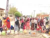 लाठियों के साथ पानी को लेकर महिलाओं ने दिया धरना 