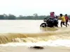 असम में बाढ़ से स्थिति खराब, सड़क से टूटा संपर्क 