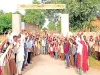 आक्रोशित ग्रामीणों ने जड़ा स्कूल के प्रवेश द्वार पर ताला