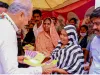 गहलोत ने गंगूकुंड में महंगाई राहत का तीन करोड़वां गारंटी कार्ड सौंपा