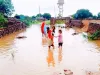 आम रास्ते पर भरा बारिश का पानी, दुर्घटना का खतरा