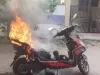 सड़कों पर दौड़ रहे ईवी स्कूटर बन रहे आग का गोला 
