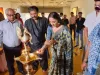  इंडिया हैबिटेट सेंटर में 'मैनिक्विन' एग्जिबिशन को देखने बड़ी संख्या में पहुंचे कला के कद्रदान 