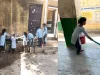 सरकारी स्कूल में बच्चों से लगवाए जा रहे झाडू, पौछा