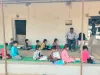 शिक्षा का मंदिर खंडहर में तब्दील: सात सालों से टीन शेड के नीचे पढ़ाई कर रहे विद्यार्थी 