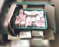 गुजरात में पुलिस को कार में मिले 75 लाख रुपए 