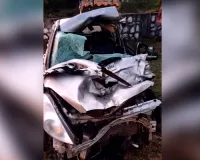 बेकाबू मेटाडोर कार में घुसी, दो की मौत, तीन घायल